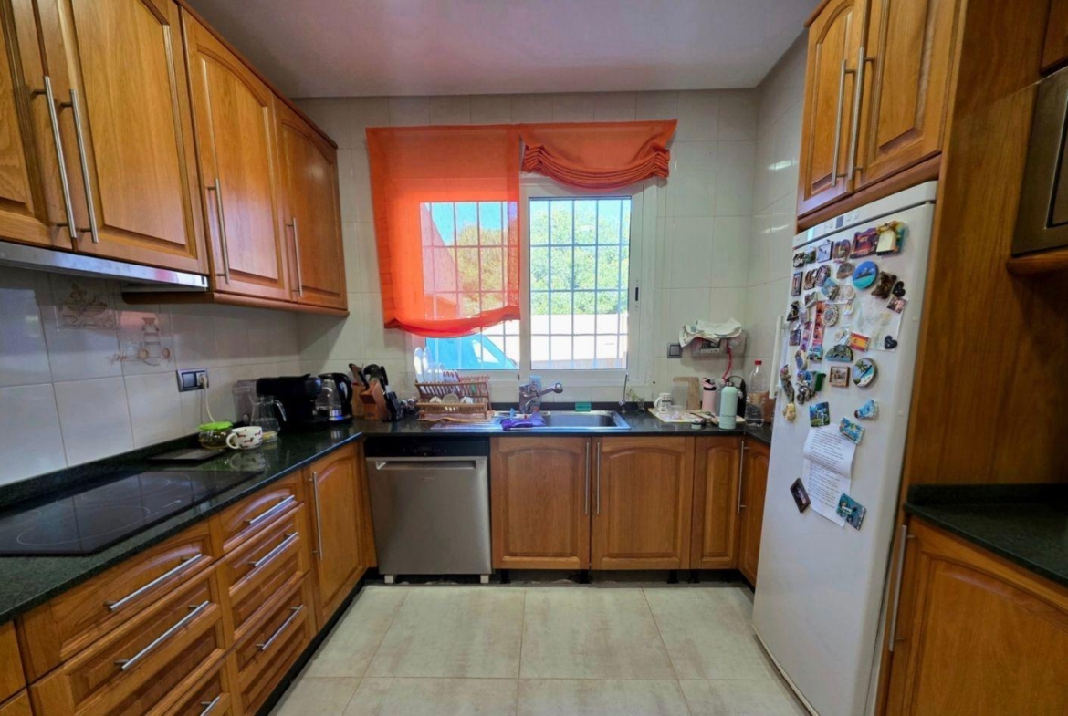 Exclusive house with 5 bedrooms and 3 bathrooms. It has a summer kitchen and private pool. 1 km from the sea.