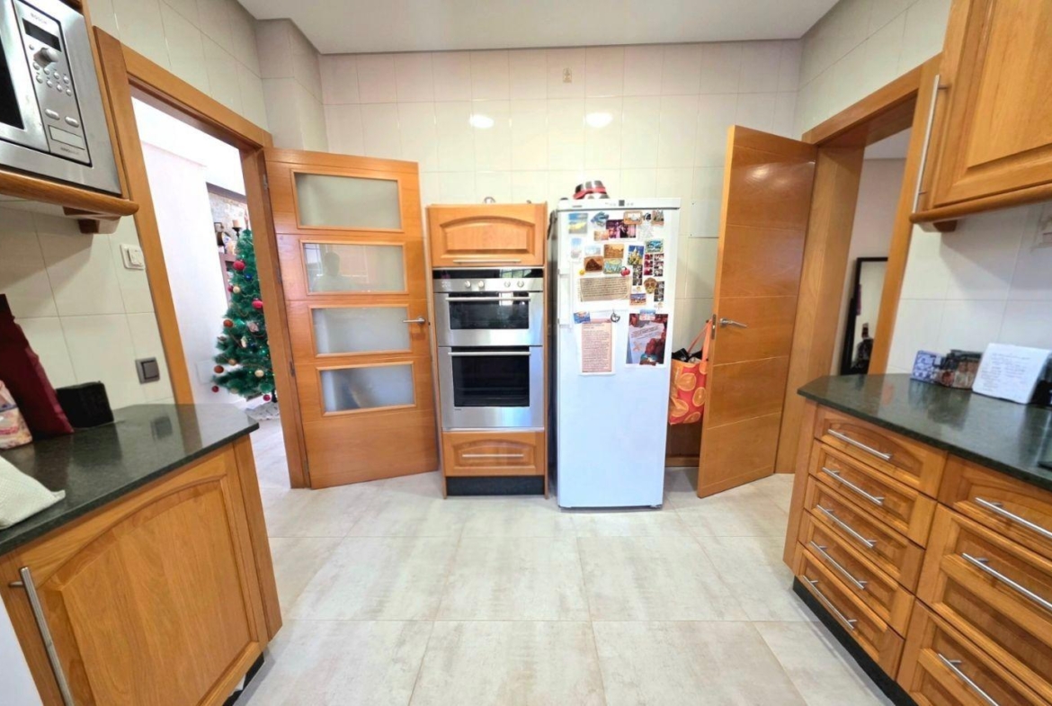 Exclusive house with 5 bedrooms and 3 bathrooms. It has a summer kitchen and private pool. 1 km from the sea.