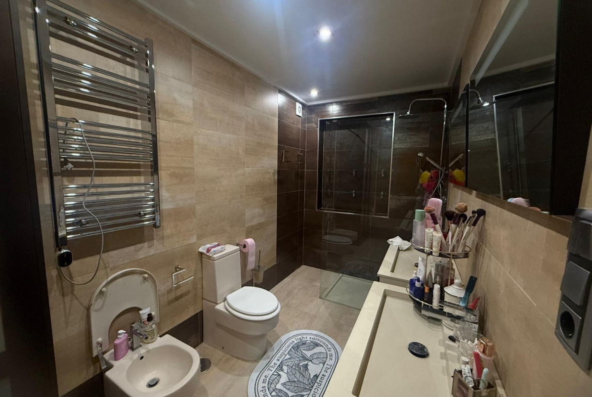 Exclusive house with 5 bedrooms and 3 bathrooms. It has a summer kitchen and private pool. 1 km from the sea.
