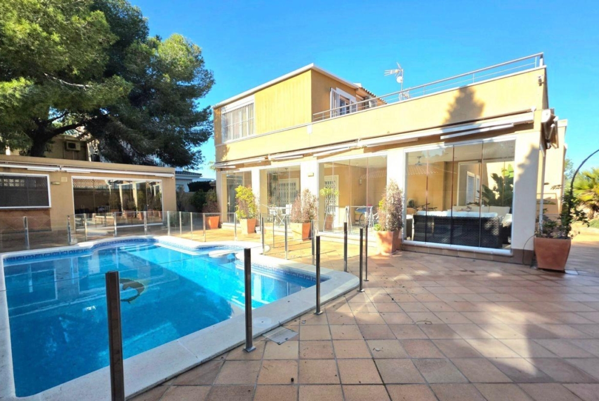 Exclusive house with 5 bedrooms and 3 bathrooms. It has a summer kitchen and private pool. 1 km from the sea.