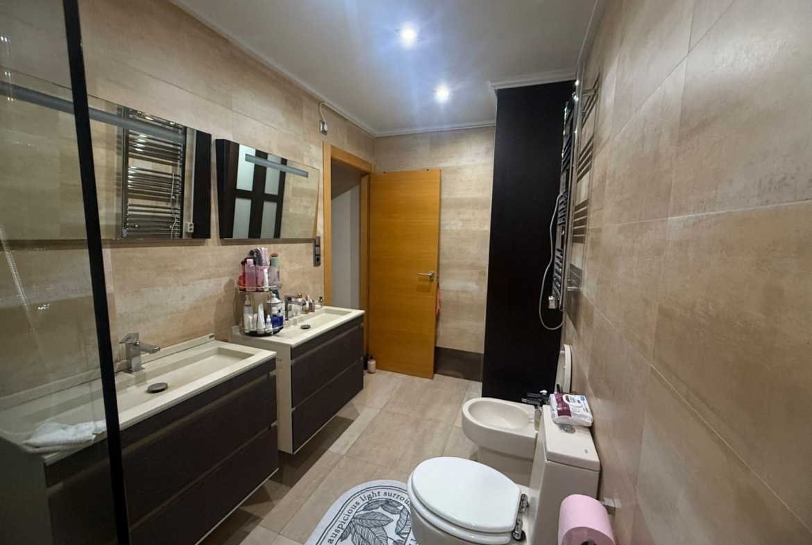 Exclusive house with 5 bedrooms and 3 bathrooms. It has a summer kitchen and private pool. 1 km from the sea.