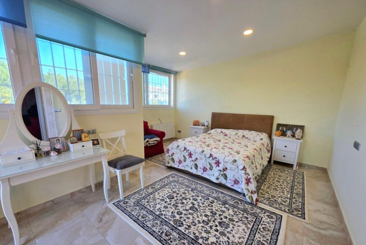 Exclusive house with 5 bedrooms and 3 bathrooms. It has a summer kitchen and private pool. 1 km from the sea.