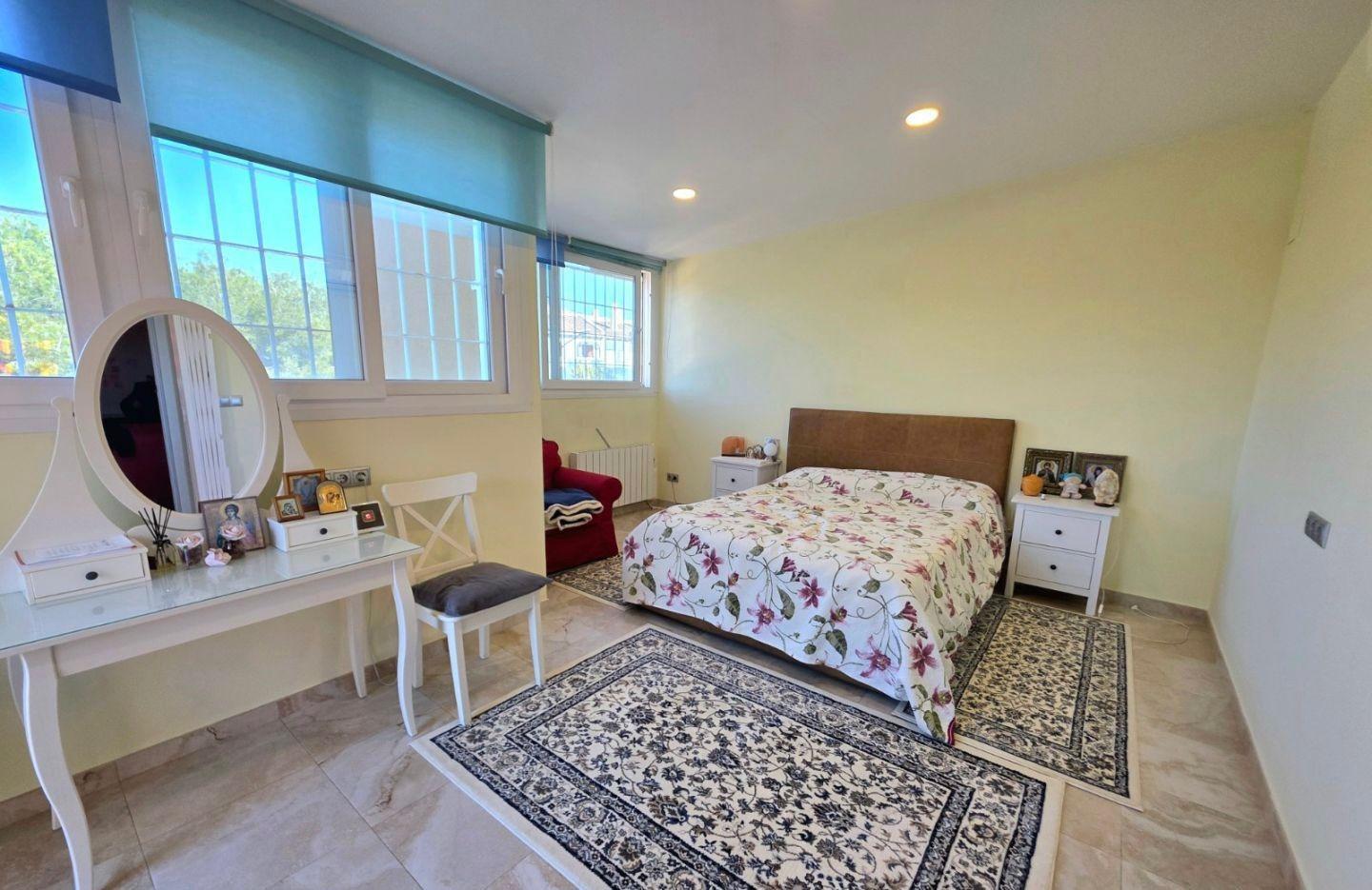 Exclusive house with 5 bedrooms and 3 bathrooms. It has a summer kitchen and private pool. 1 km from the sea.