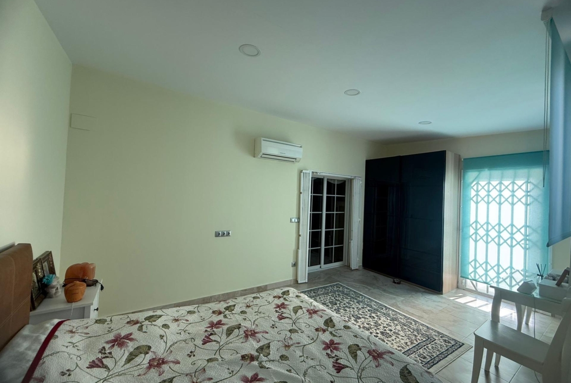 Exclusive house with 5 bedrooms and 3 bathrooms. It has a summer kitchen and private pool. 1 km from the sea.