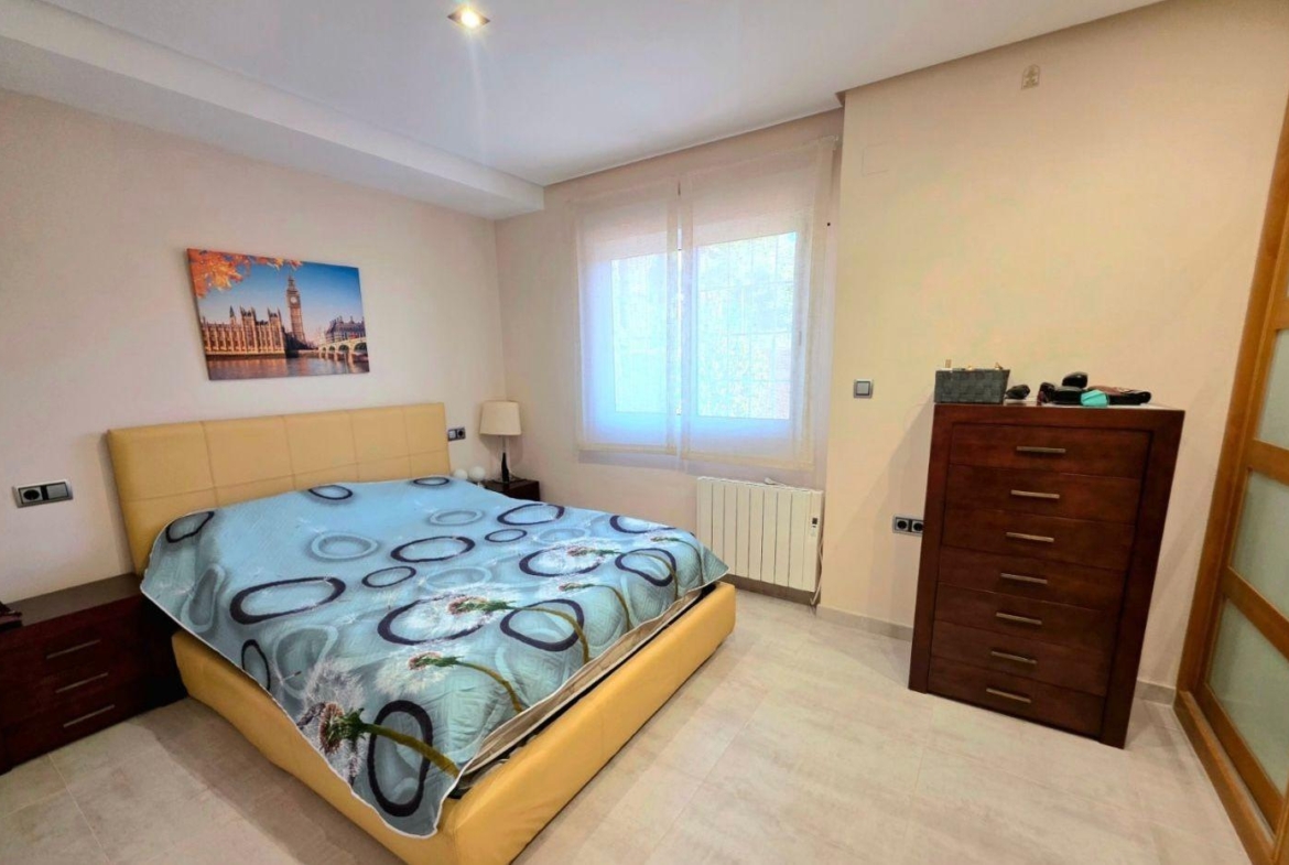 Exclusive house with 5 bedrooms and 3 bathrooms. It has a summer kitchen and private pool. 1 km from the sea.