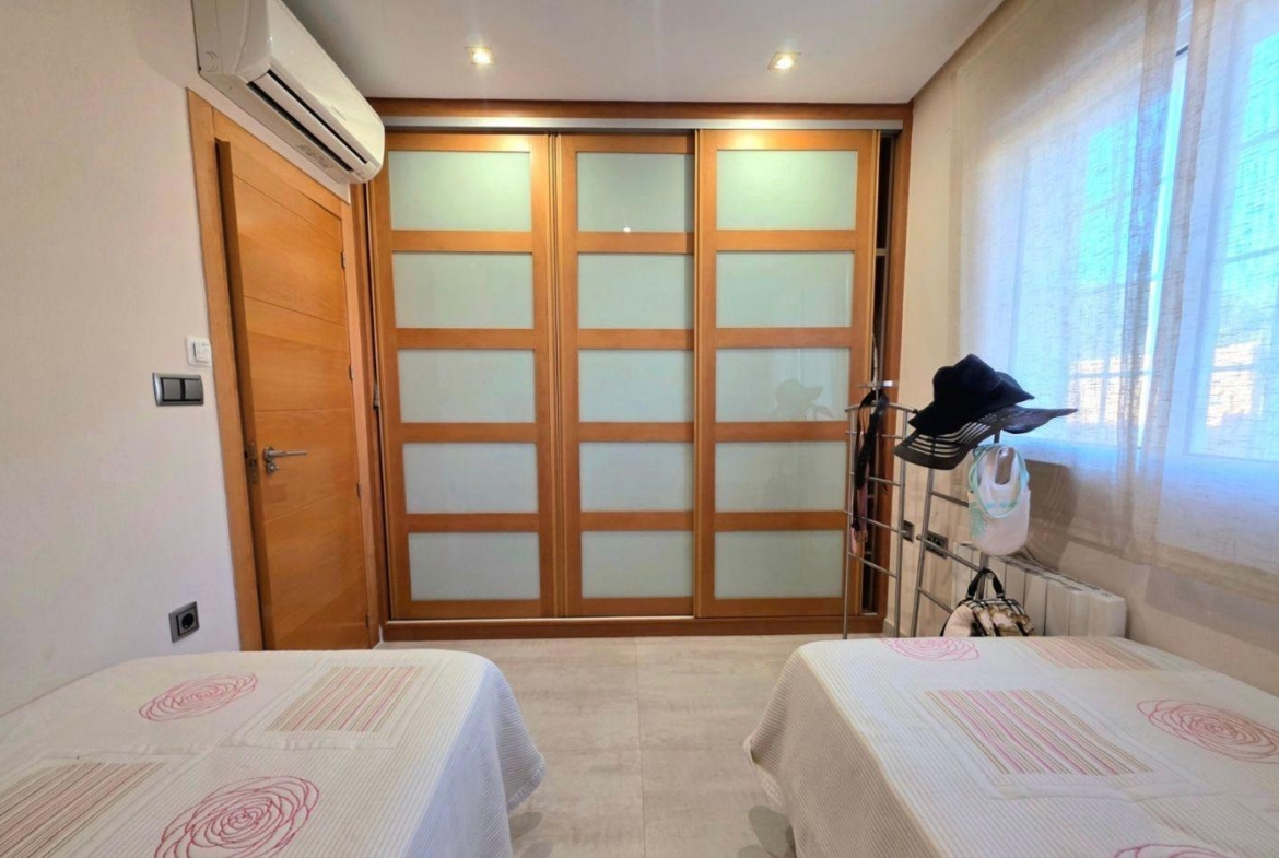 Exclusive house with 5 bedrooms and 3 bathrooms. It has a summer kitchen and private pool. 1 km from the sea.