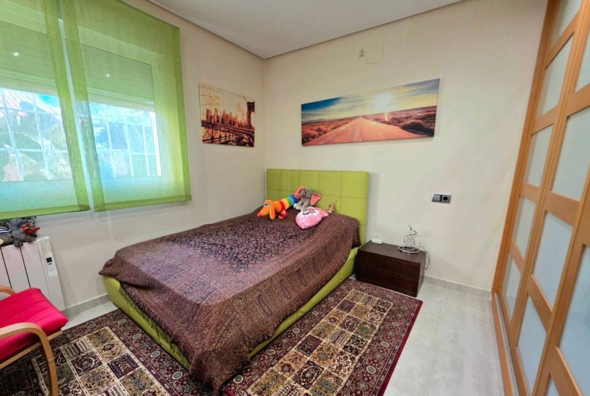 Exclusive house with 5 bedrooms and 3 bathrooms. It has a summer kitchen and private pool. 1 km from the sea.