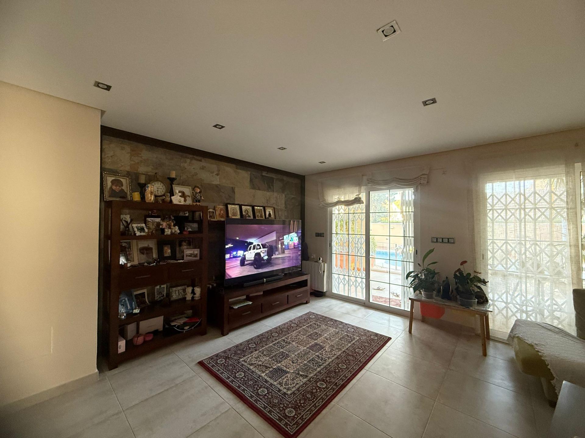 Exclusive house with 5 bedrooms and 3 bathrooms. It has a summer kitchen and private pool. 1 km from the sea.