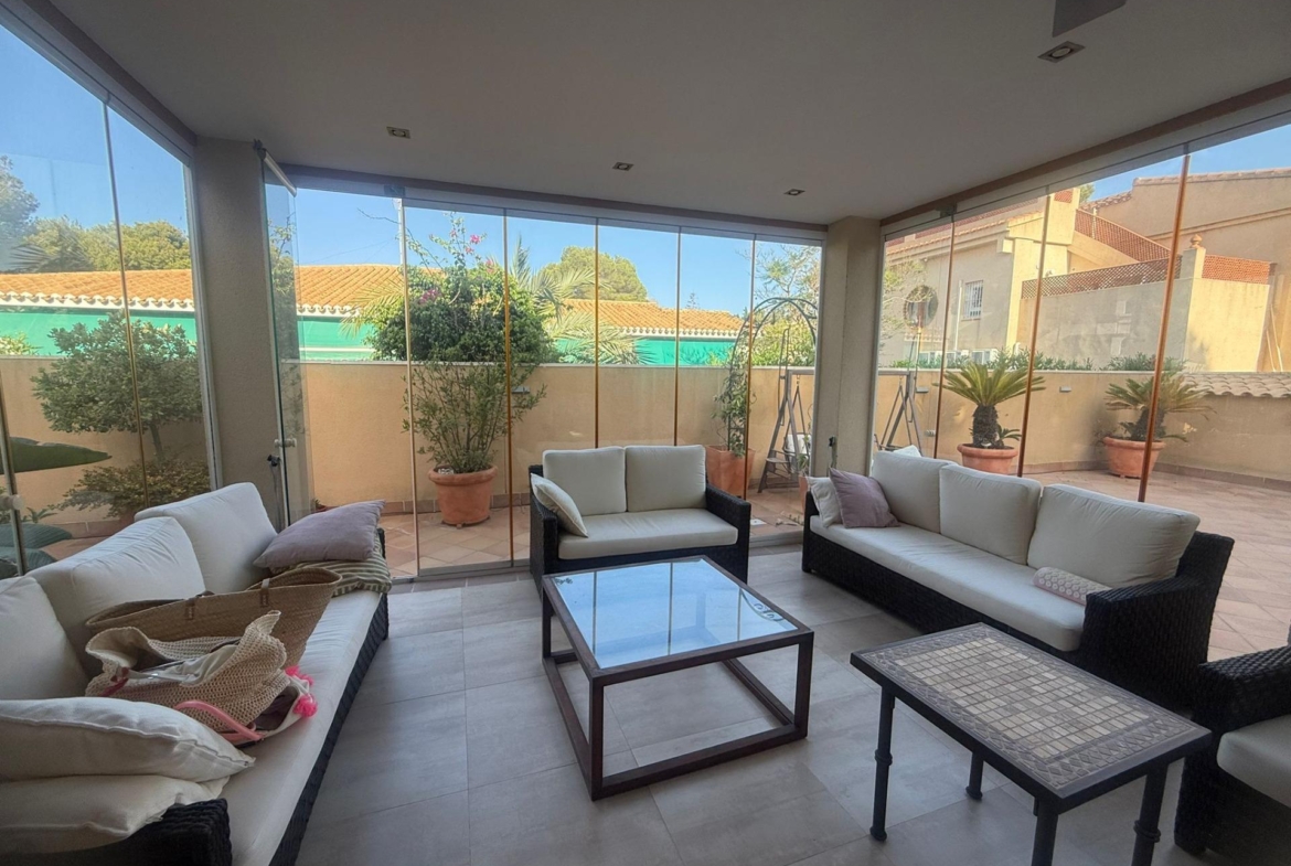 Exclusive house with 5 bedrooms and 3 bathrooms. It has a summer kitchen and private pool. 1 km from the sea.