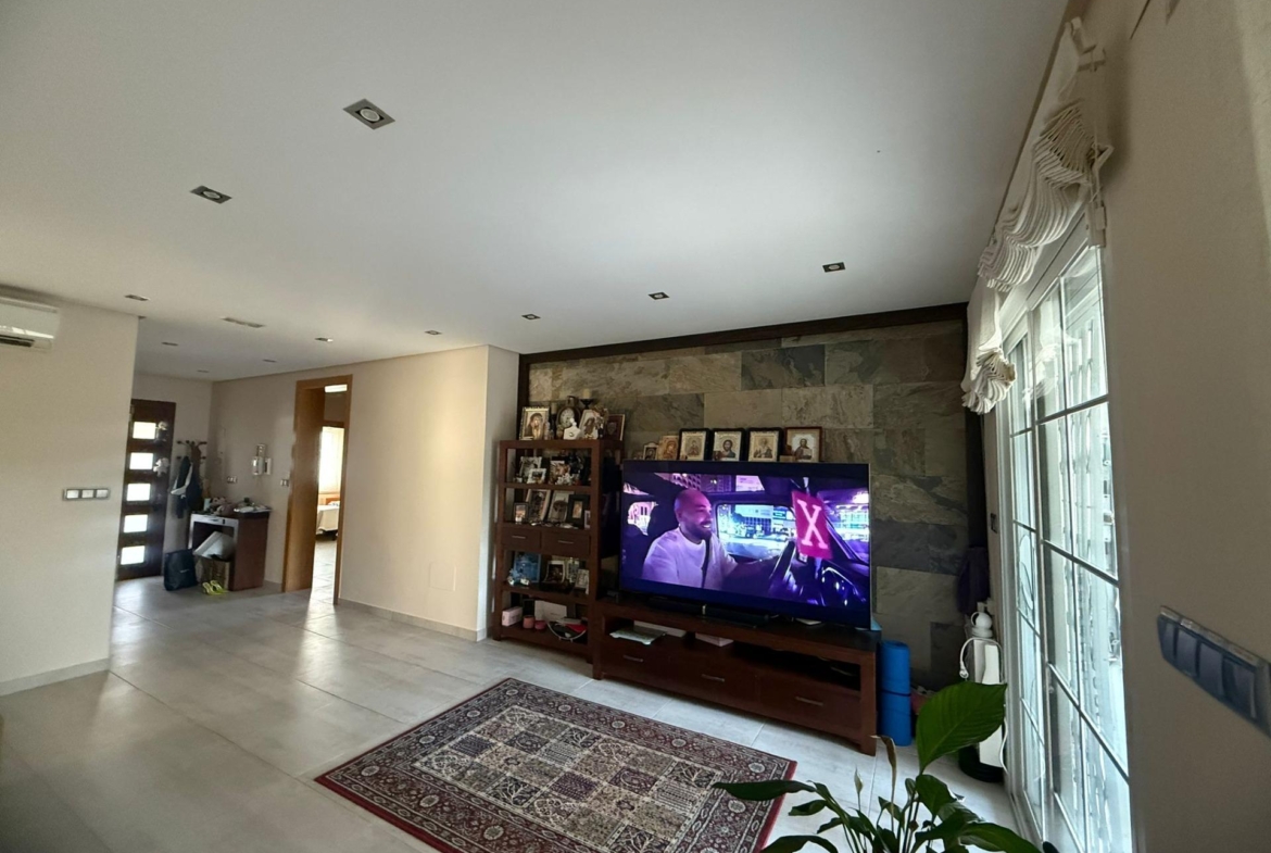 Exclusive house with 5 bedrooms and 3 bathrooms. It has a summer kitchen and private pool. 1 km from the sea.