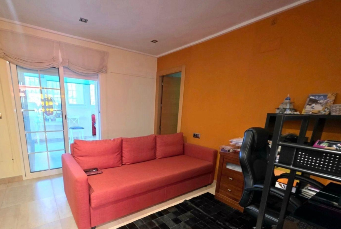 Exclusive house with 5 bedrooms and 3 bathrooms. It has a summer kitchen and private pool. 1 km from the sea.