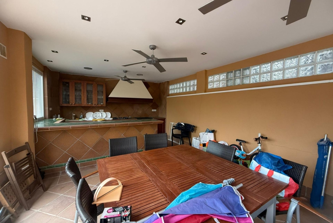 Exclusive house with 5 bedrooms and 3 bathrooms. It has a summer kitchen and private pool. 1 km from the sea.