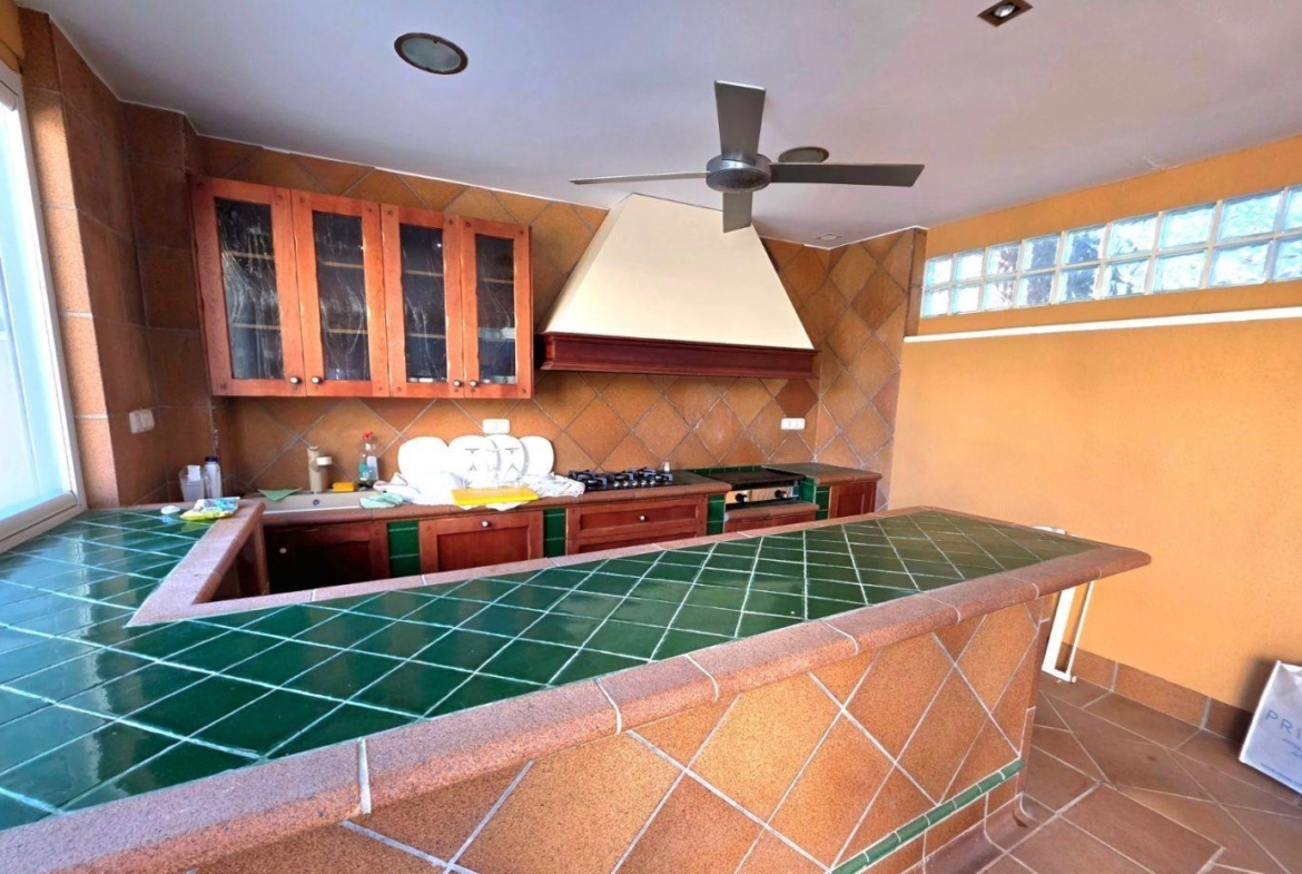 Exclusive house with 5 bedrooms and 3 bathrooms. It has a summer kitchen and private pool. 1 km from the sea.