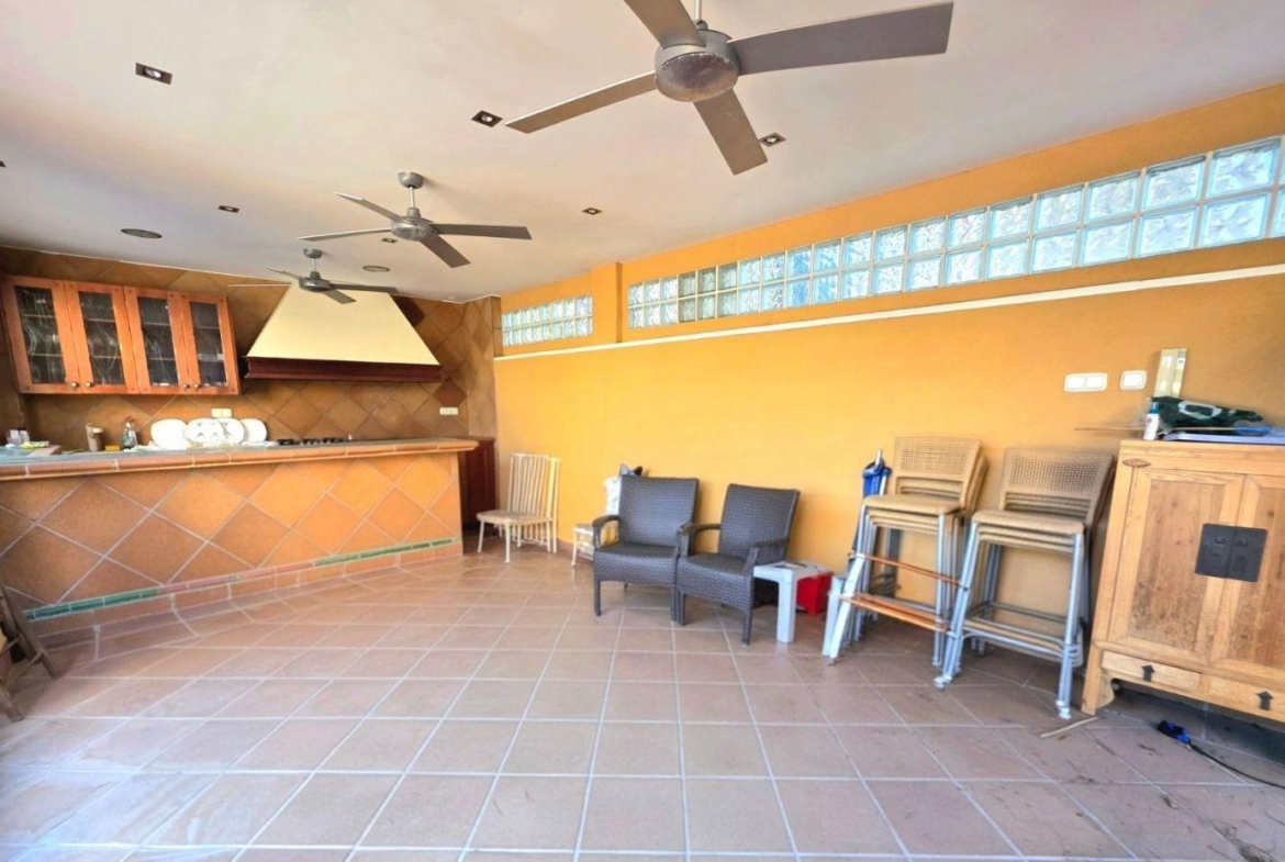 Exclusive house with 5 bedrooms and 3 bathrooms. It has a summer kitchen and private pool. 1 km from the sea.