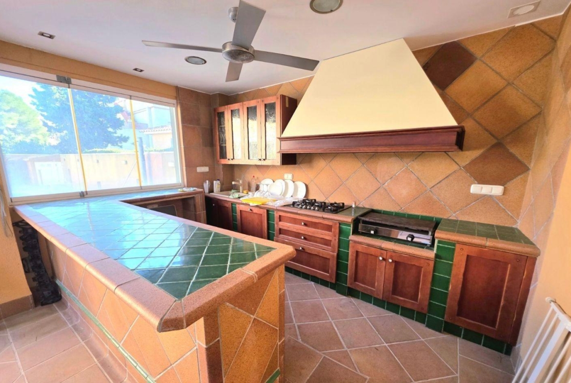 Exclusive house with 5 bedrooms and 3 bathrooms. It has a summer kitchen and private pool. 1 km from the sea.