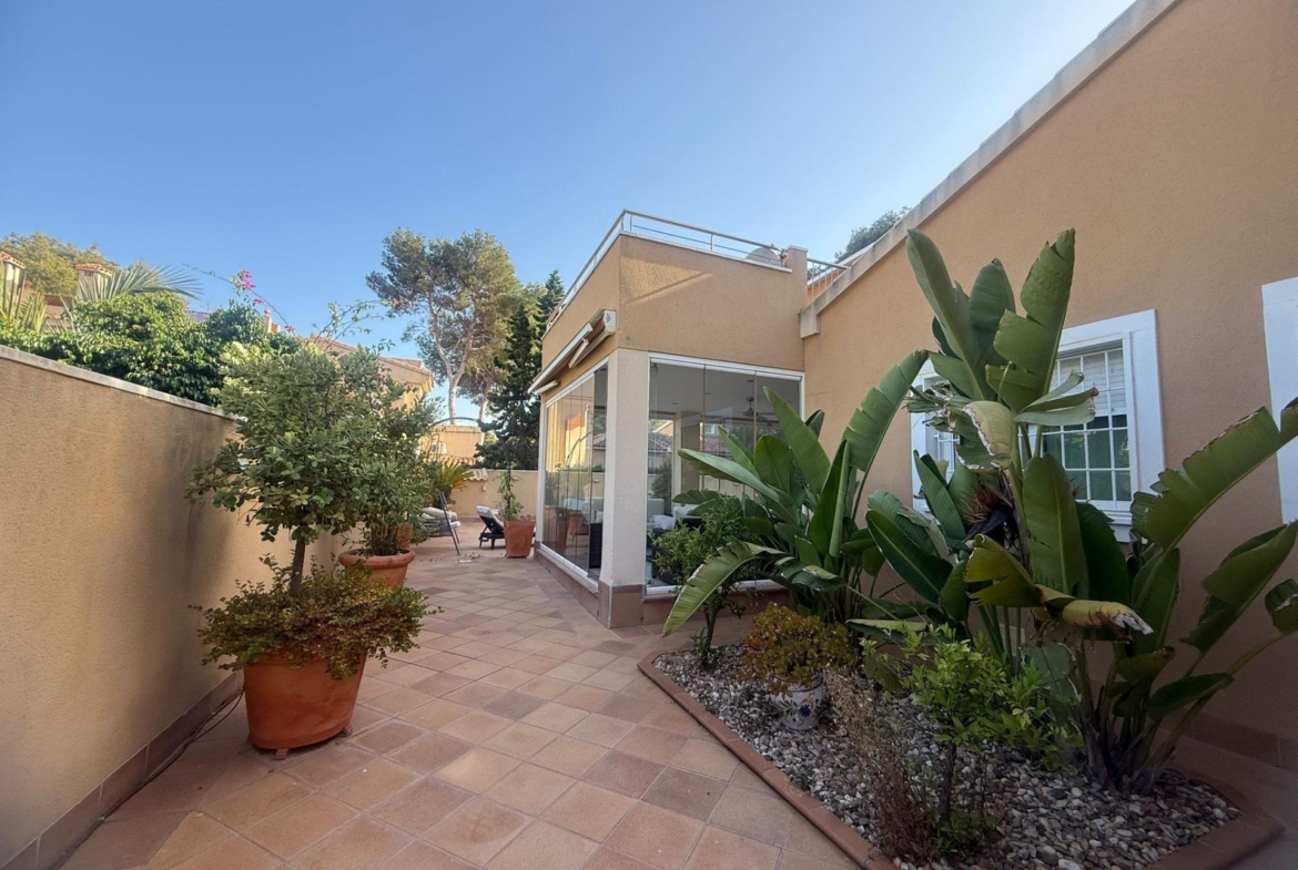 Exclusive house with 5 bedrooms and 3 bathrooms. It has a summer kitchen and private pool. 1 km from the sea.