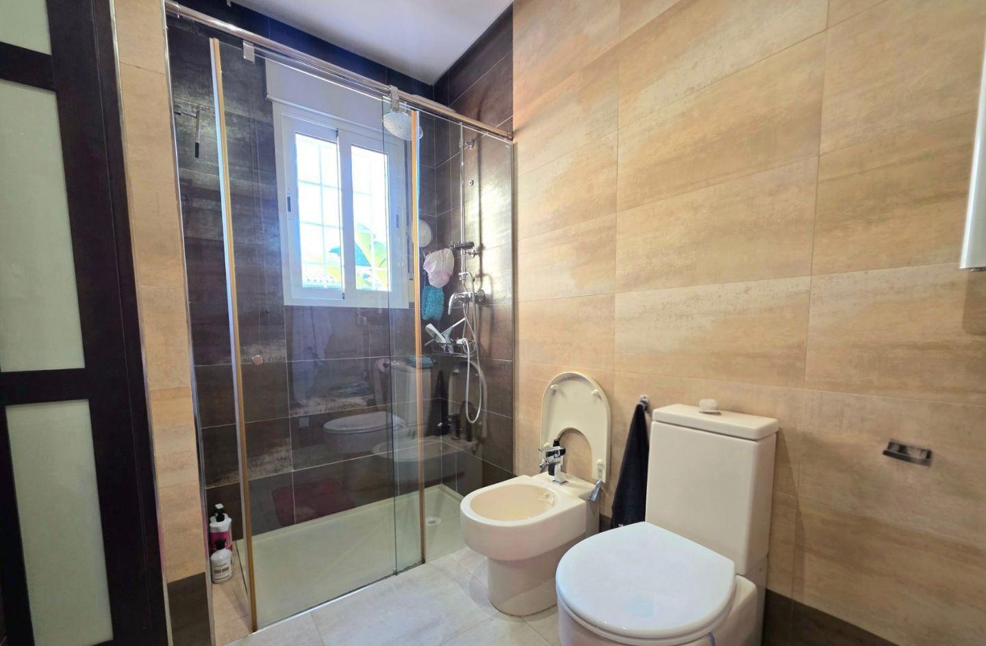 Exclusive house with 5 bedrooms and 3 bathrooms. It has a summer kitchen and private pool. 1 km from the sea.