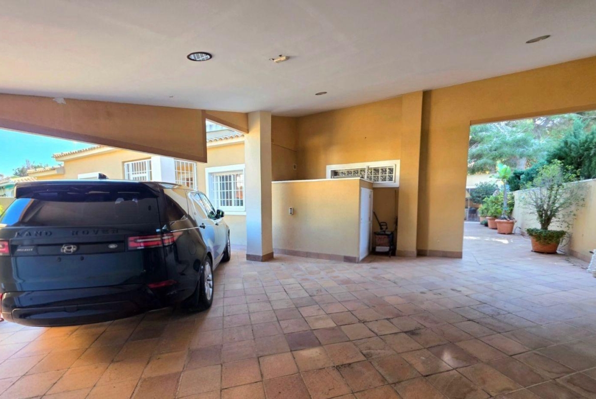 Exclusive house with 5 bedrooms and 3 bathrooms. It has a summer kitchen and private pool. 1 km from the sea.