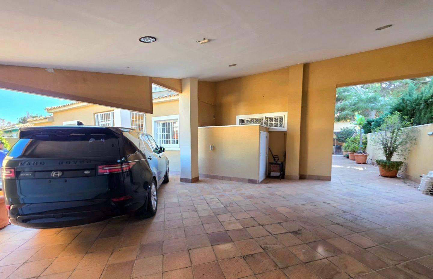 Exclusive house with 5 bedrooms and 3 bathrooms. It has a summer kitchen and private pool. 1 km from the sea.