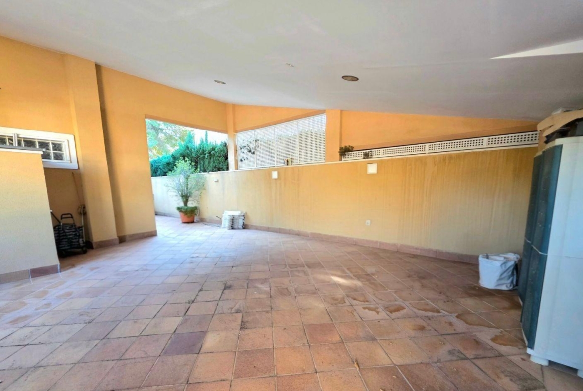 Exclusive house with 5 bedrooms and 3 bathrooms. It has a summer kitchen and private pool. 1 km from the sea.