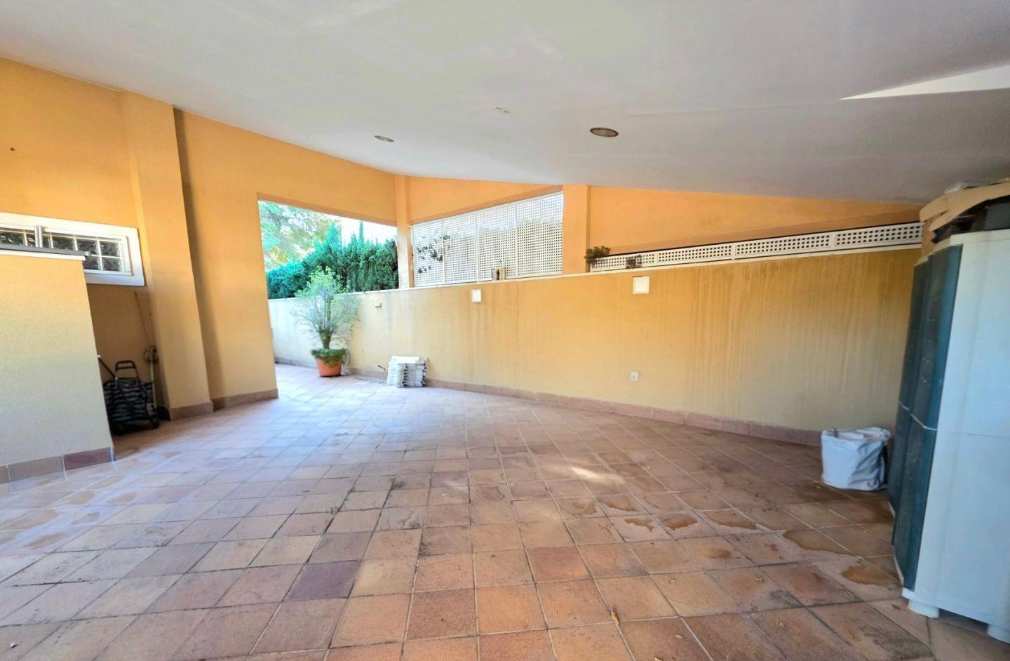 Exclusive house with 5 bedrooms and 3 bathrooms. It has a summer kitchen and private pool. 1 km from the sea.