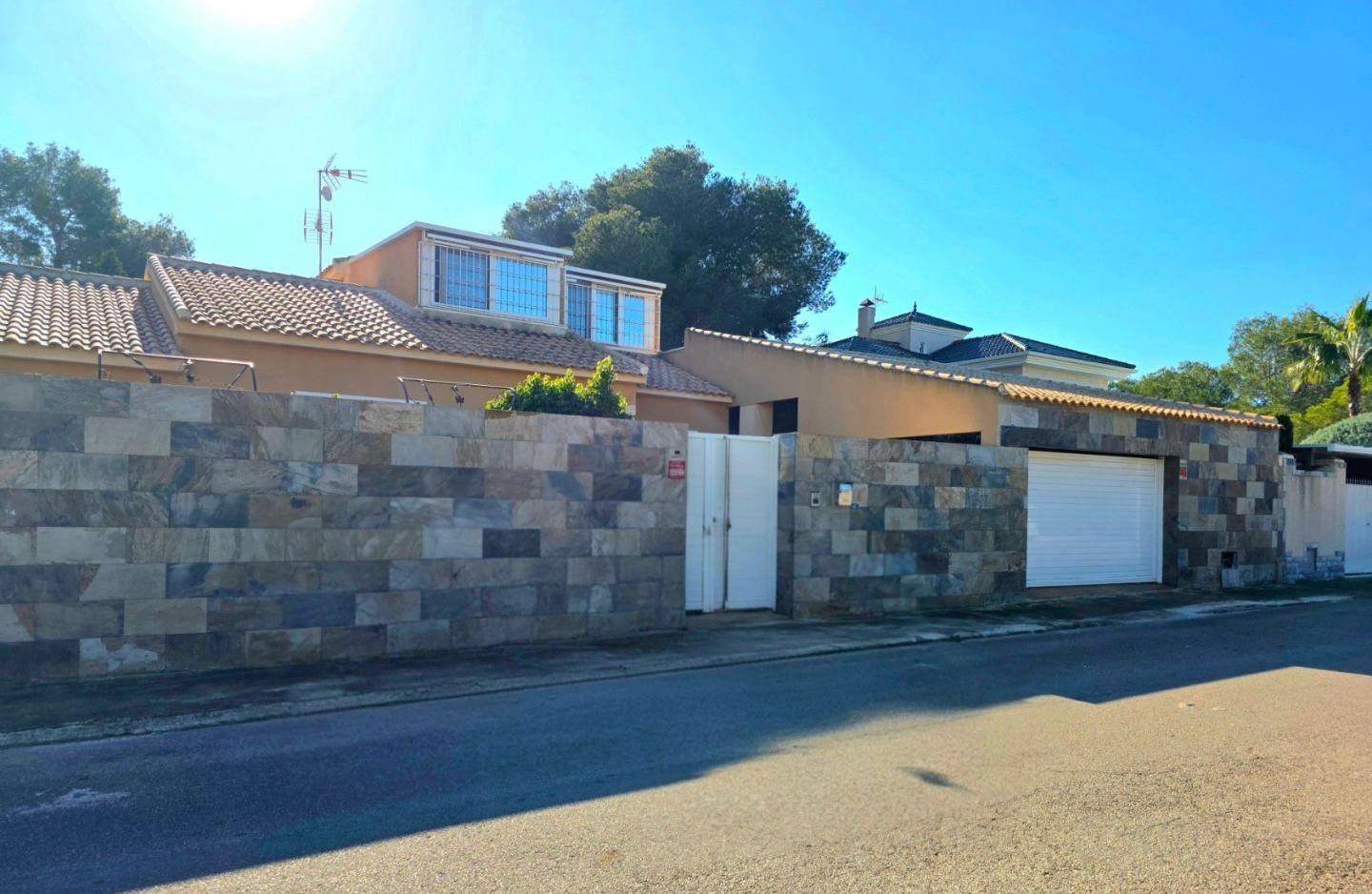 Exclusive house with 5 bedrooms and 3 bathrooms. It has a summer kitchen and private pool. 1 km from the sea.