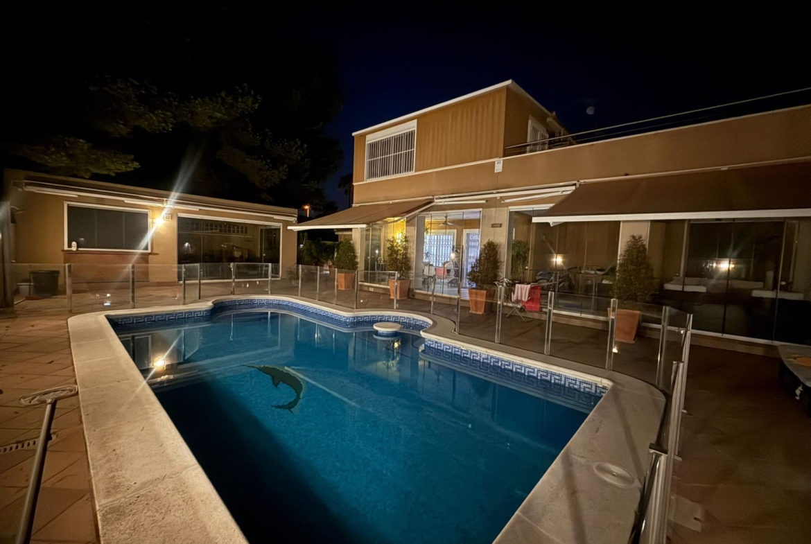 Exclusive house with 5 bedrooms and 3 bathrooms. It has a summer kitchen and private pool. 1 km from the sea.