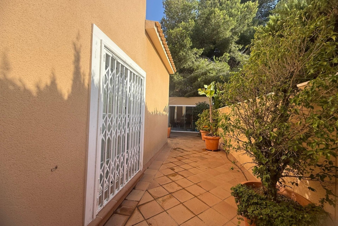 Exclusive house with 5 bedrooms and 3 bathrooms. It has a summer kitchen and private pool. 1 km from the sea.