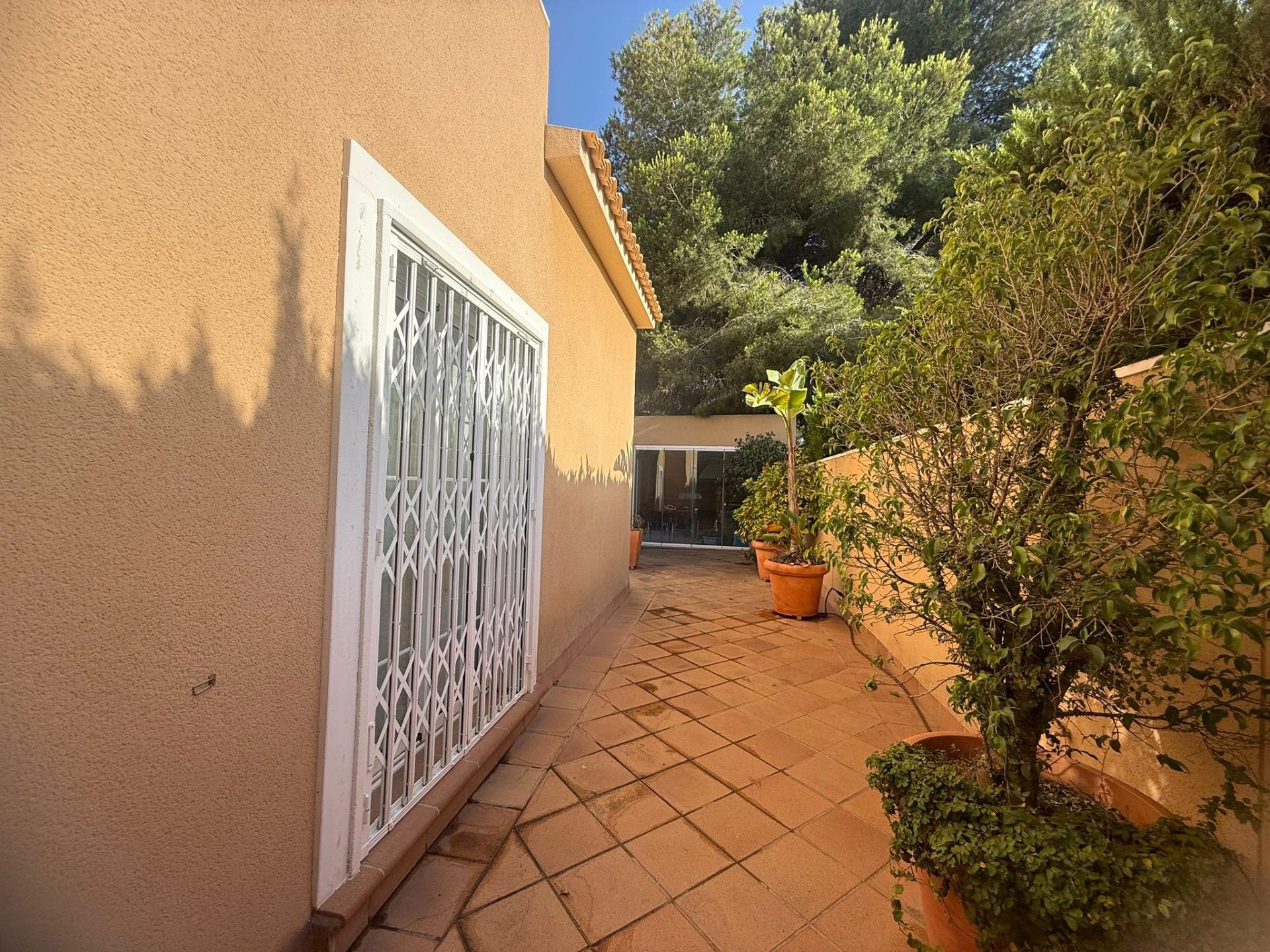 Exclusive house with 5 bedrooms and 3 bathrooms. It has a summer kitchen and private pool. 1 km from the sea.