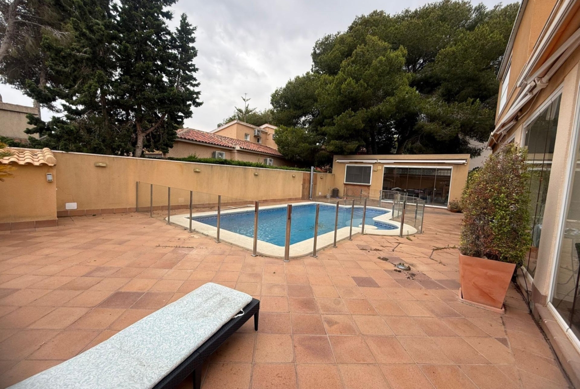 Exclusive house with 5 bedrooms and 3 bathrooms. It has a summer kitchen and private pool. 1 km from the sea.