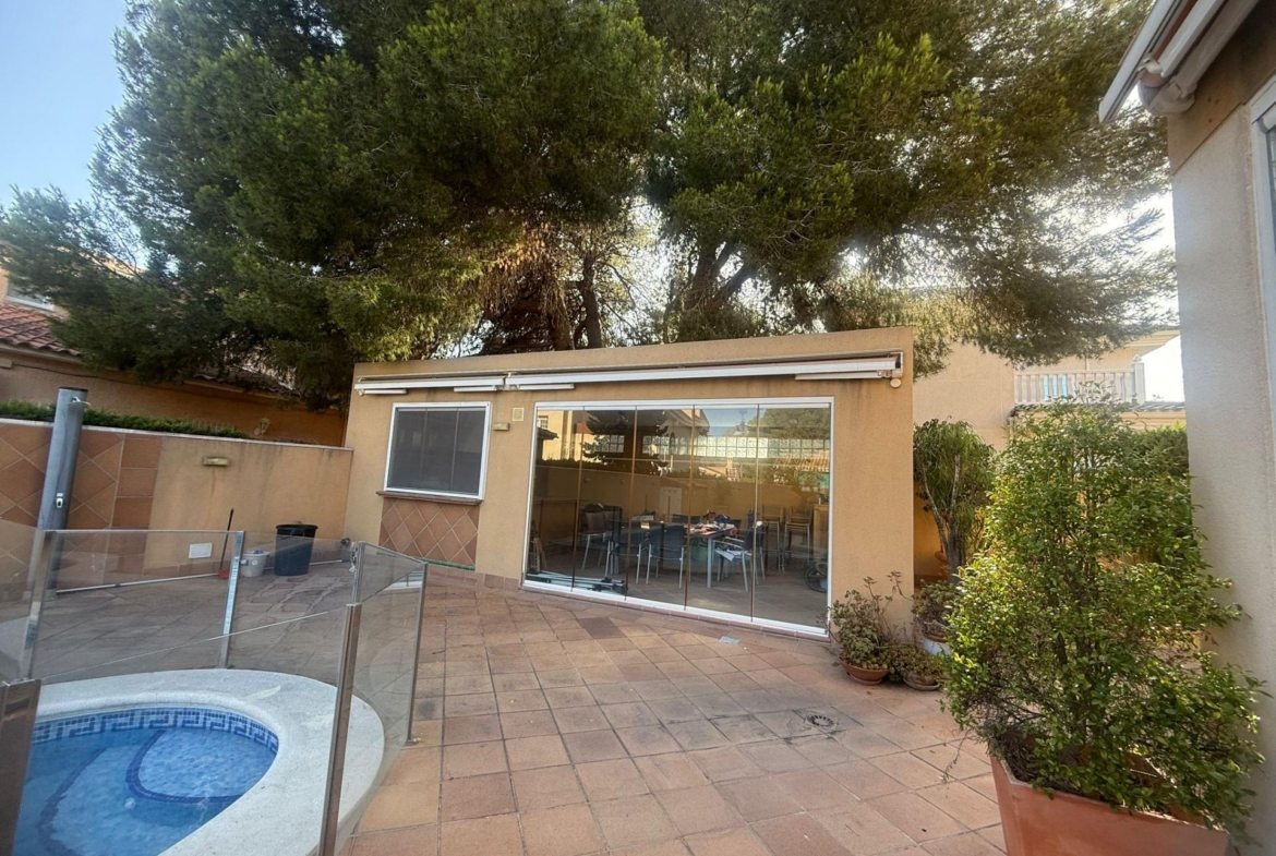 Exclusive house with 5 bedrooms and 3 bathrooms. It has a summer kitchen and private pool. 1 km from the sea.