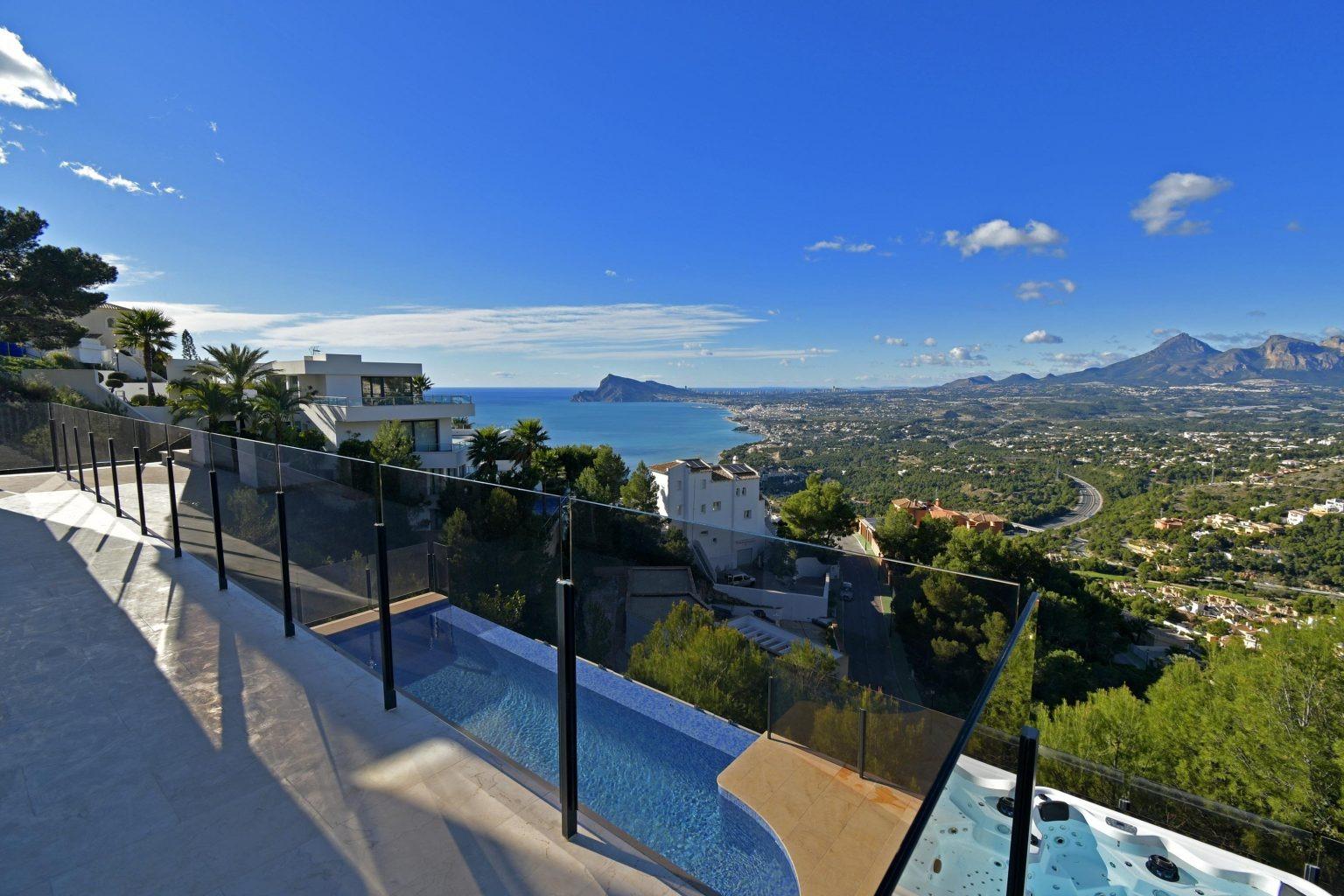 Luxury villa with views of the sea and the mountains