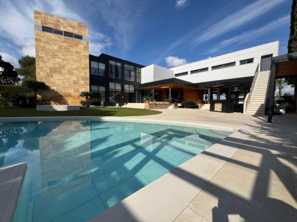 ESPECTACULAR VILLA EN CAMPOAMOR DE 847 M2 DE CASA Y 1500 M2 DE PARCELA. 7 DORM. 8 BAÑOS. PLAYA 750 M