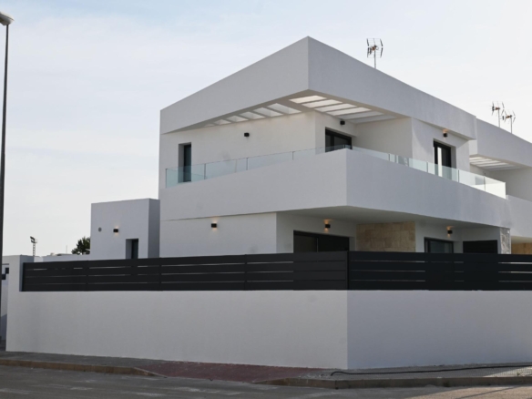 EXCLUSIVITY AND WELL-BEING: VILLA WITH GARDEN AND PRIVATE GARAGE