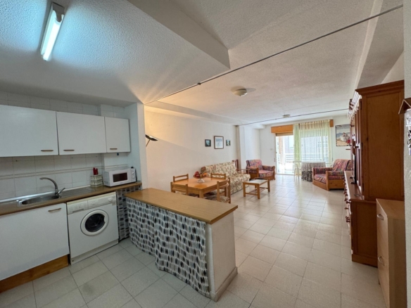 AMPLIO APARTAMENTO DE 99 M2 A 350 METROS DE PLAYA DEL CURA. 2 DORM. 1 BAÑO.
