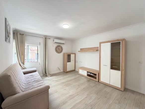 REFORMED 2-BEDROOM APARTMENT. 1 BATHROOM. WITH 65 M2. PARK OF NATIONS AREA. BEACH 800 METERS AWAY.