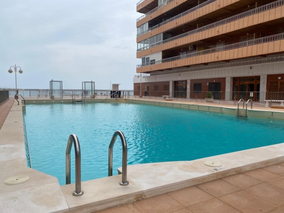 Renovated apartment on the front line of Torrevieja with lateral sea views and pool