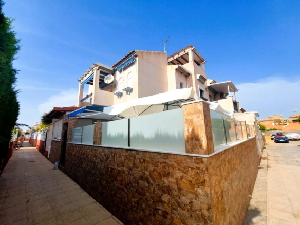 Nice bungalow on the upper floor with private solarium and sea views