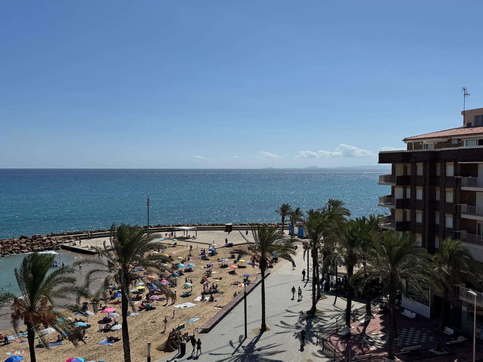 TOTALLY RENOVATED APARTMENT 20 METERS FROM THE BEACH WITH 100 M2 OF SURFACE. 3 BEDROOMS. 1 BATHROOMS.