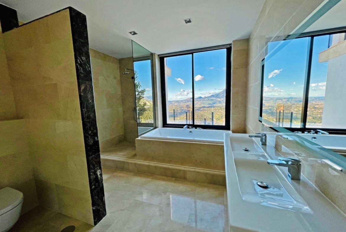Luxury villa with views of the sea and the mountains