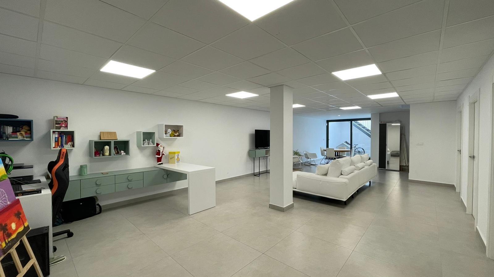 SPECTACULAIR MODERN TORN KEY VILLA