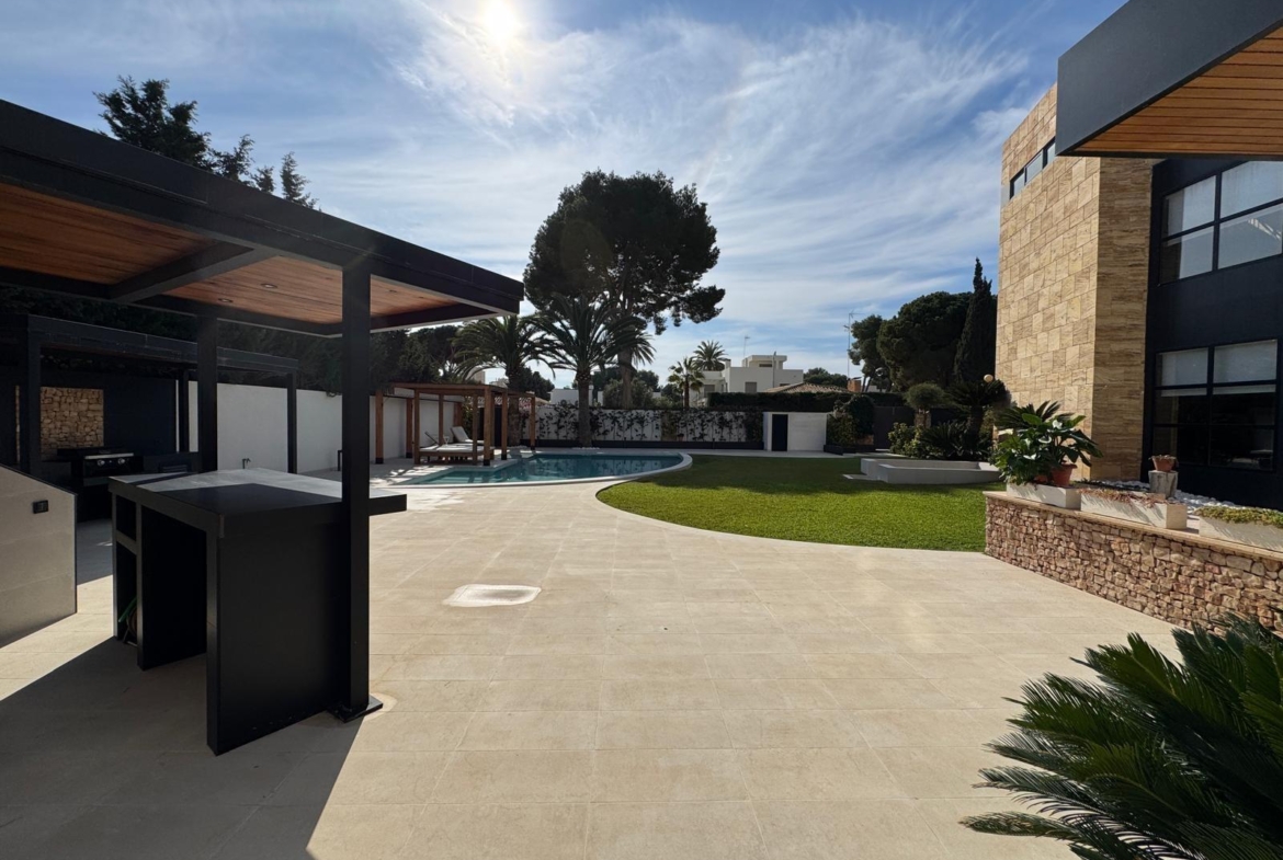 ESPECTACULAR VILLA EN CAMPOAMOR DE 847 M2 DE CASA Y 1500 M2 DE PARCELA. 7 DORM. 8 BAÑOS. PLAYA 750 M