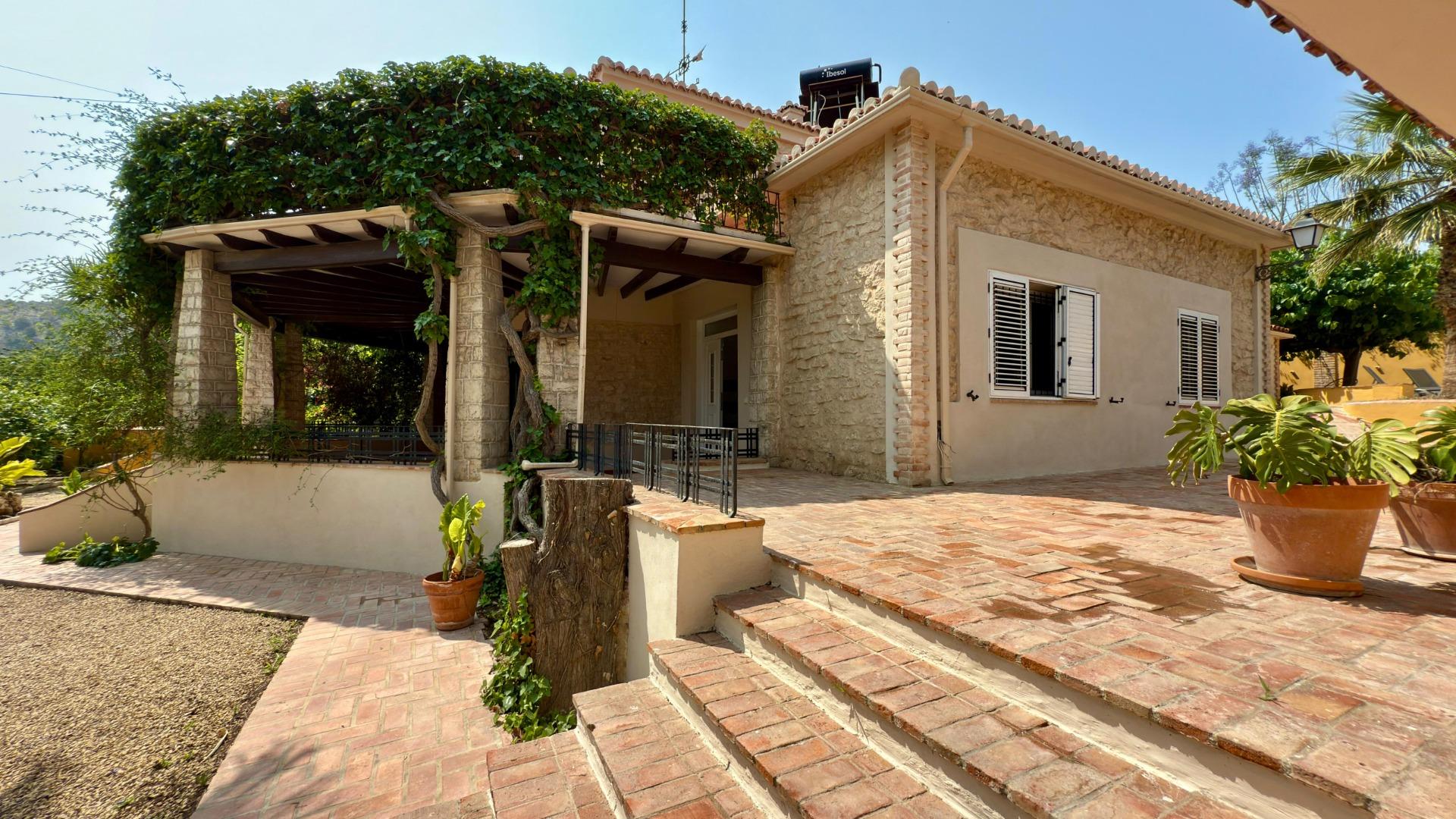 5-10-57 Exclusieve Villa Omringd door de natuur in Alicante