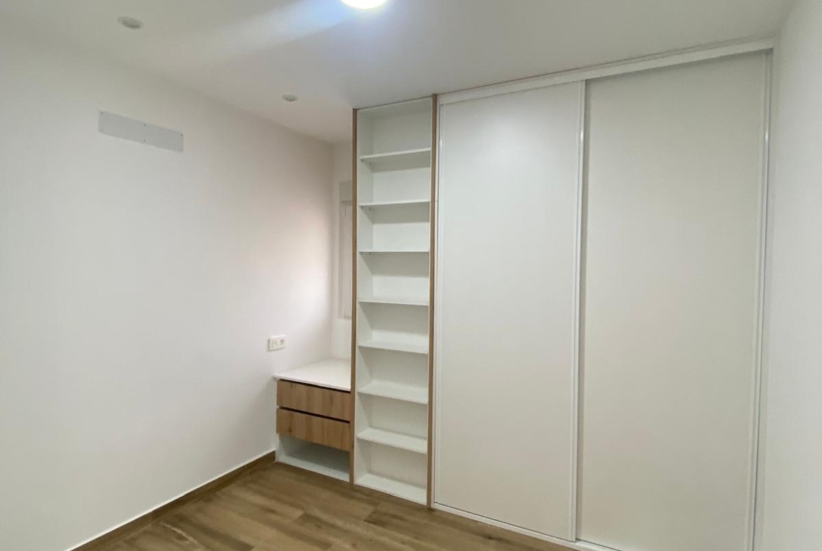 Renovated apartment on the front line of Torrevieja with lateral sea views and pool