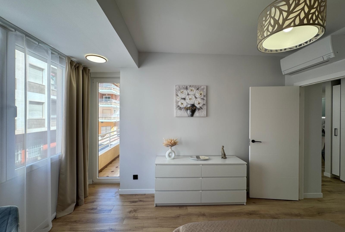TOTALLY RENOVATED APARTMENT 20 METERS FROM THE BEACH WITH 100 M2 OF SURFACE. 3 BEDROOMS. 1 BATHROOMS.