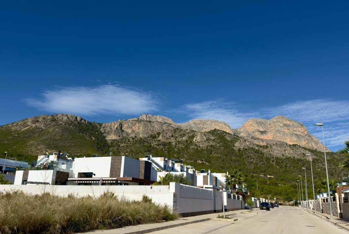 Exclusive villa in Polop with mountain views