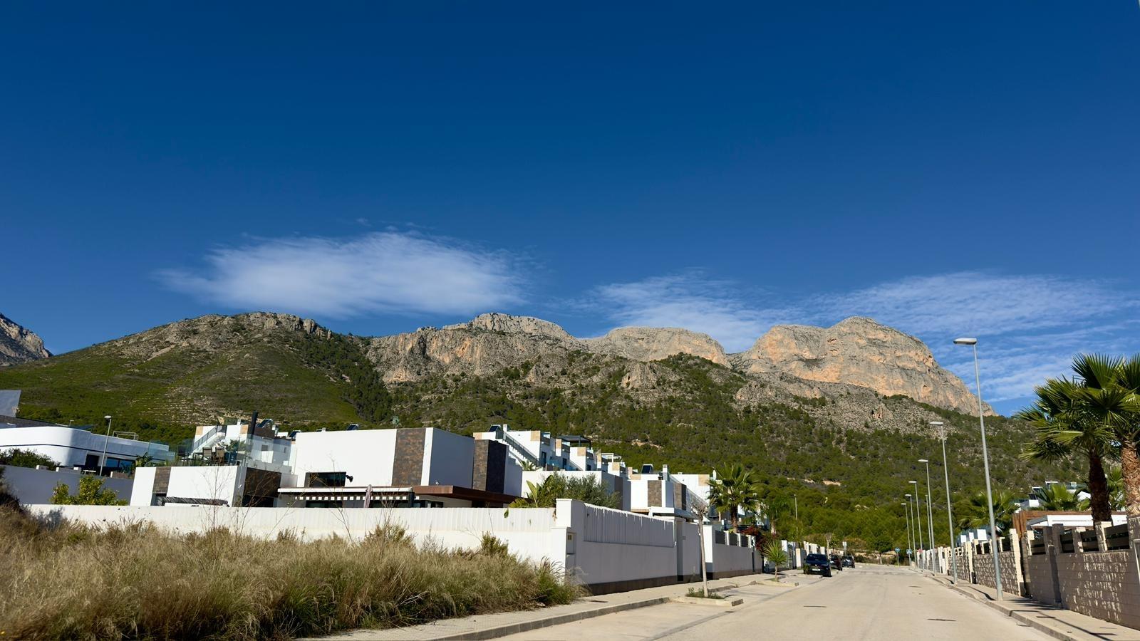 5-10-75 Exclusive villa in Polop with mountain views