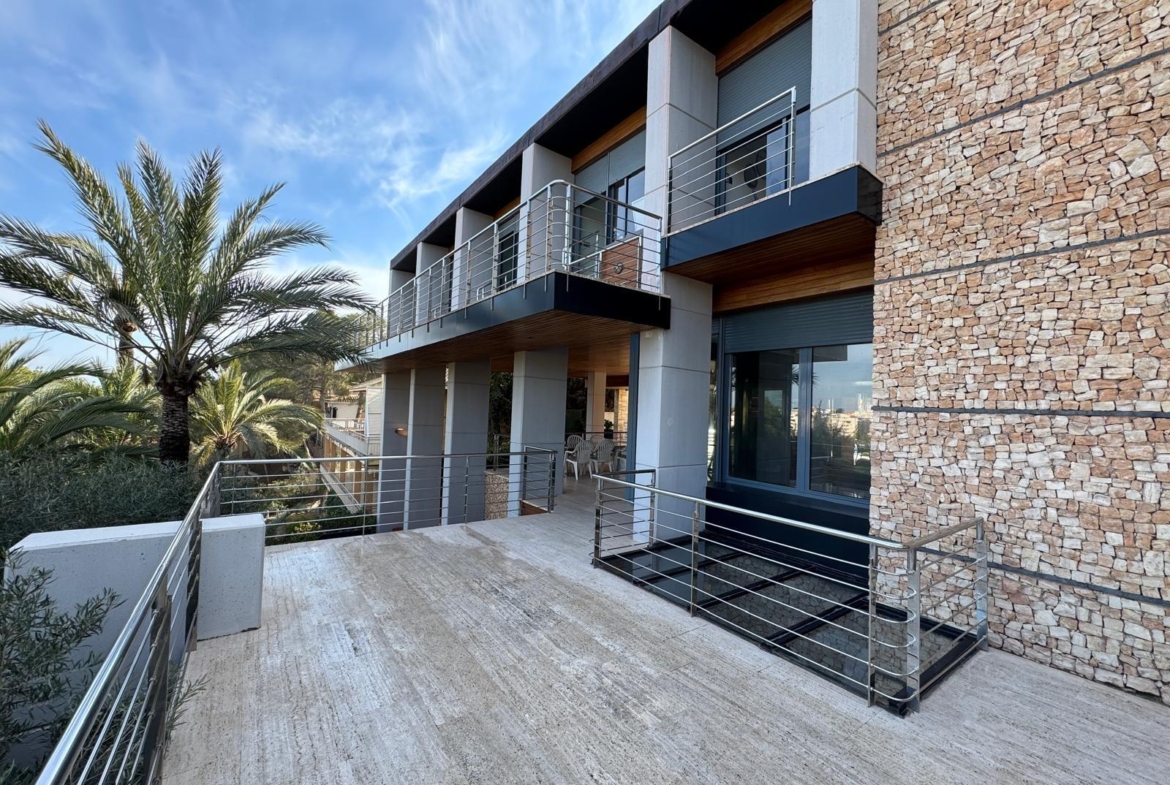 ESPECTACULAR VILLA EN CAMPOAMOR DE 847 M2 DE CASA Y 1500 M2 DE PARCELA. 7 DORM. 8 BAÑOS. PLAYA 750 M