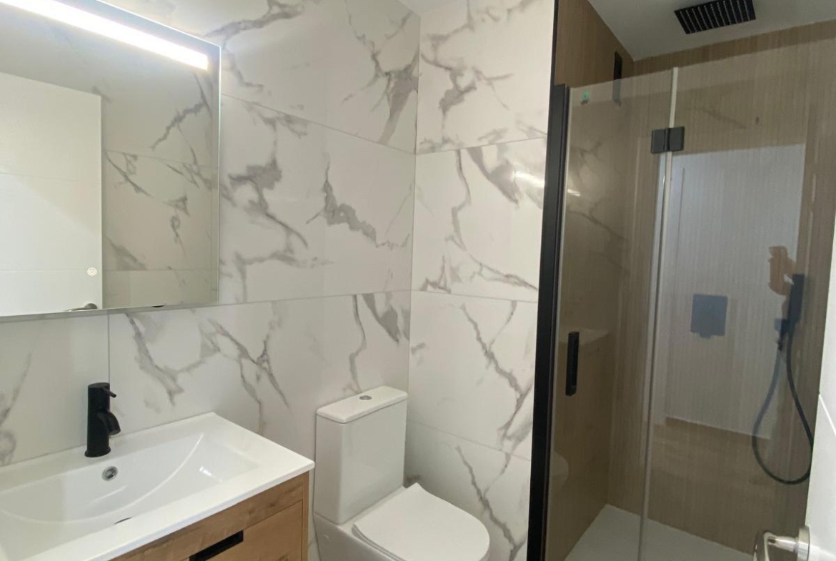 Renovated apartment on the front line of Torrevieja with lateral sea views and pool