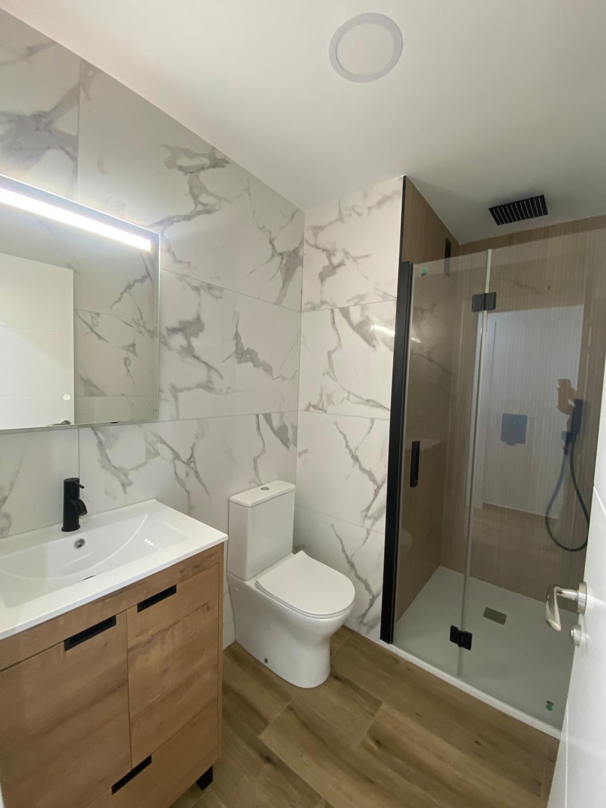 Renovated apartment on the front line of Torrevieja with lateral sea views and pool